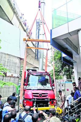 మెట్రో వంతెన నుంచి కిందకు పడిన రీరైల్ 1