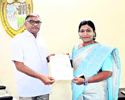 ఉత్తర్వులు అందజేస్తున్న
రిజిస్ట్రార్ యాదగిరి 2