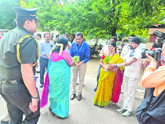 మొక్కను అందజేస్తున్న ఆర్డీవో వినోద్కుమార్1