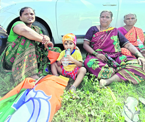 సభకు వచ్చిన తల్లితో చిన్నారి1