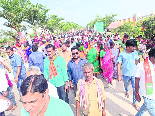 గిరిరాజ్ కాలేజీ మైదానానికి తరలివస్తున్న ప్రజలు, బీజేపీ శ్రేణులు2