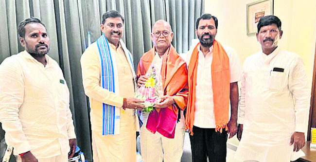 మనోహర్రెడ్డిని సన్మానిస్తున్న మురళీధర్రావు6