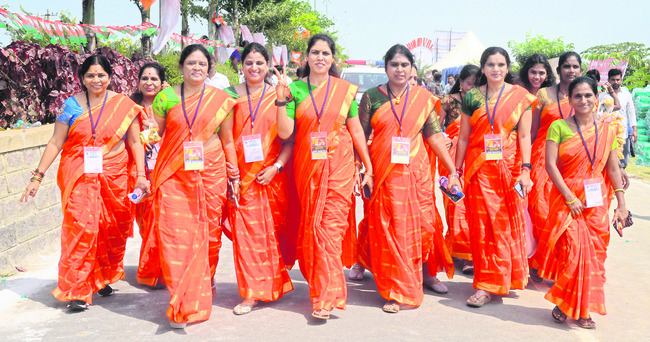 సభకు తరలివస్తున్న మహిళా కార్యకర్తలు1