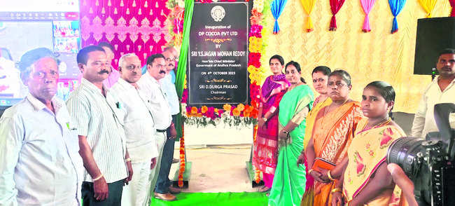 శిలాఫలకం ఆవిష్కరణలో అధికారులు, కంపెనీ ప్రతినిధులు 2