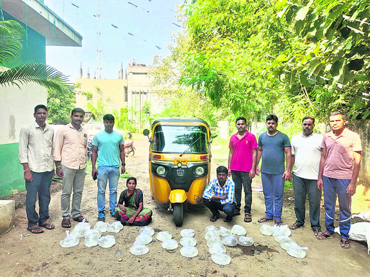 స్వాధీనం చేసుకున్న నాటుసారా విక్రేతలతో ఎన్ఫోర్స్మెంట్ అధికారులు1