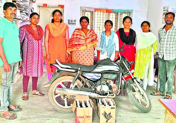 పట్టుకున్న బైక్, మద్యం సీసాలు1