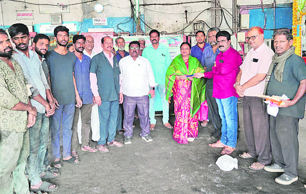 ఆర్ఎం ప్రభులతను సన్మానిస్తున్న కార్మికులు1