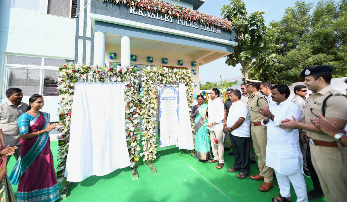 CM YS Jagan Inaugurated Police Station At Idupulapaya - Sakshi2