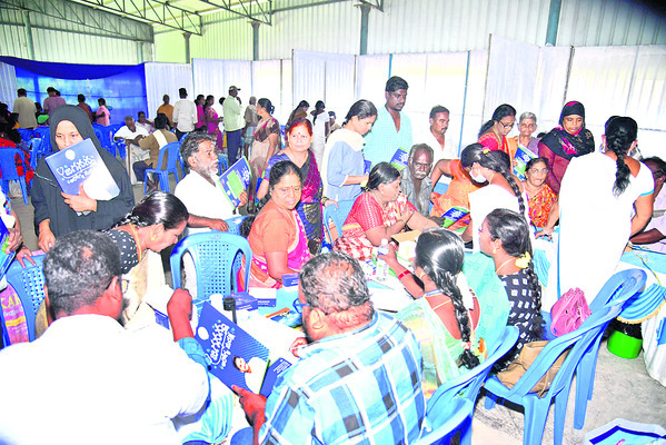 శిబిరంలో చికిత్స చేస్తున్న వైద్యులు1
