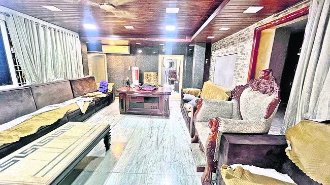 సుధీర్ ఇంట్లో అధునాతన హంగులతో గది 2