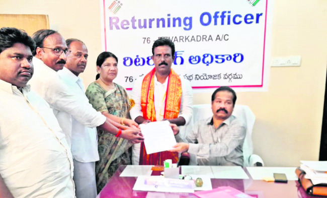 దేవరకద్రలో నామినేషన్ దాఖలు చేస్తున్న కాంగ్రెస్ అభ్యర్థి జి.మధుసూదన్రెడ్డి3