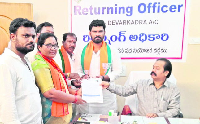 దేవరకద్రలో నామినేషన్ దాఖలు చేస్తున్న బీజేపీ అభ్యర్థి ప్రశాంత్రెడ్డి4