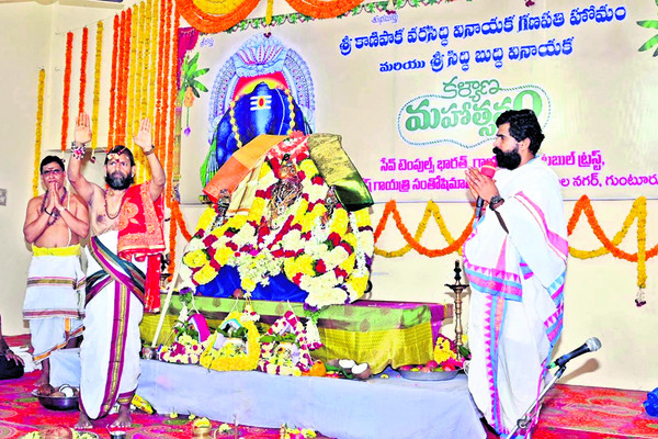 కల్యాణం నిర్వహిస్తున్న వేదపండితులు1