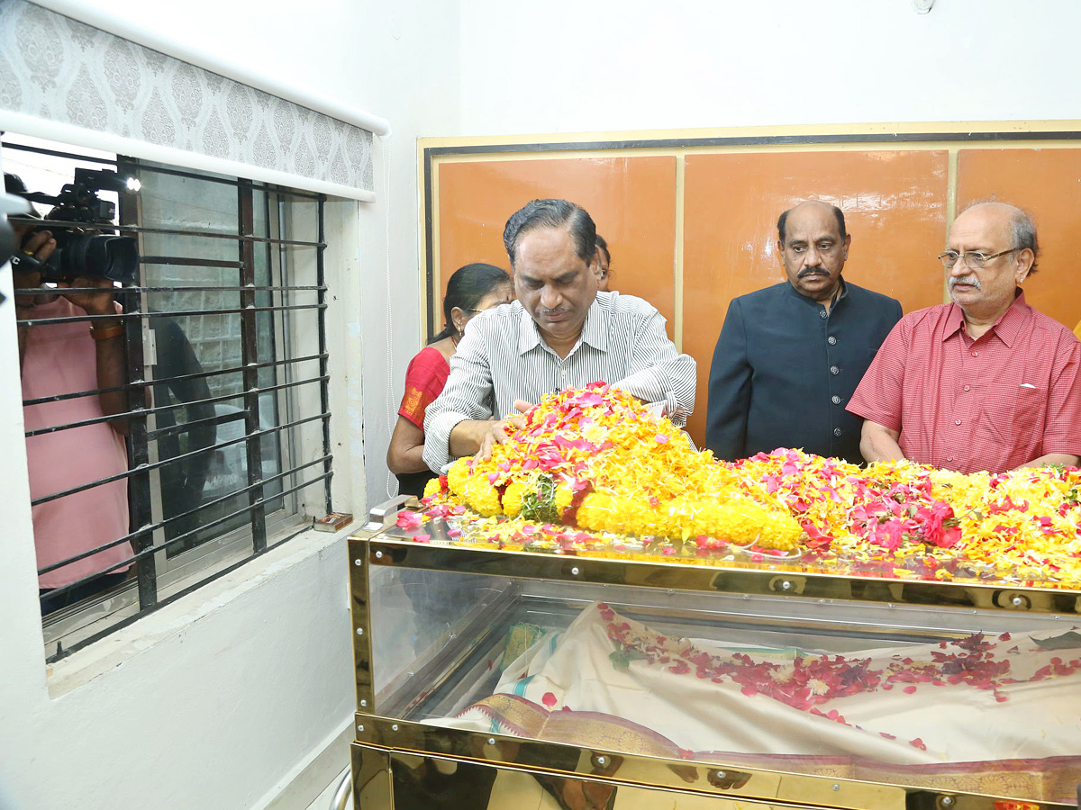 Cinema Industry mourns the demise of Telugu actor Chandra Mohan Photos - Sakshi13