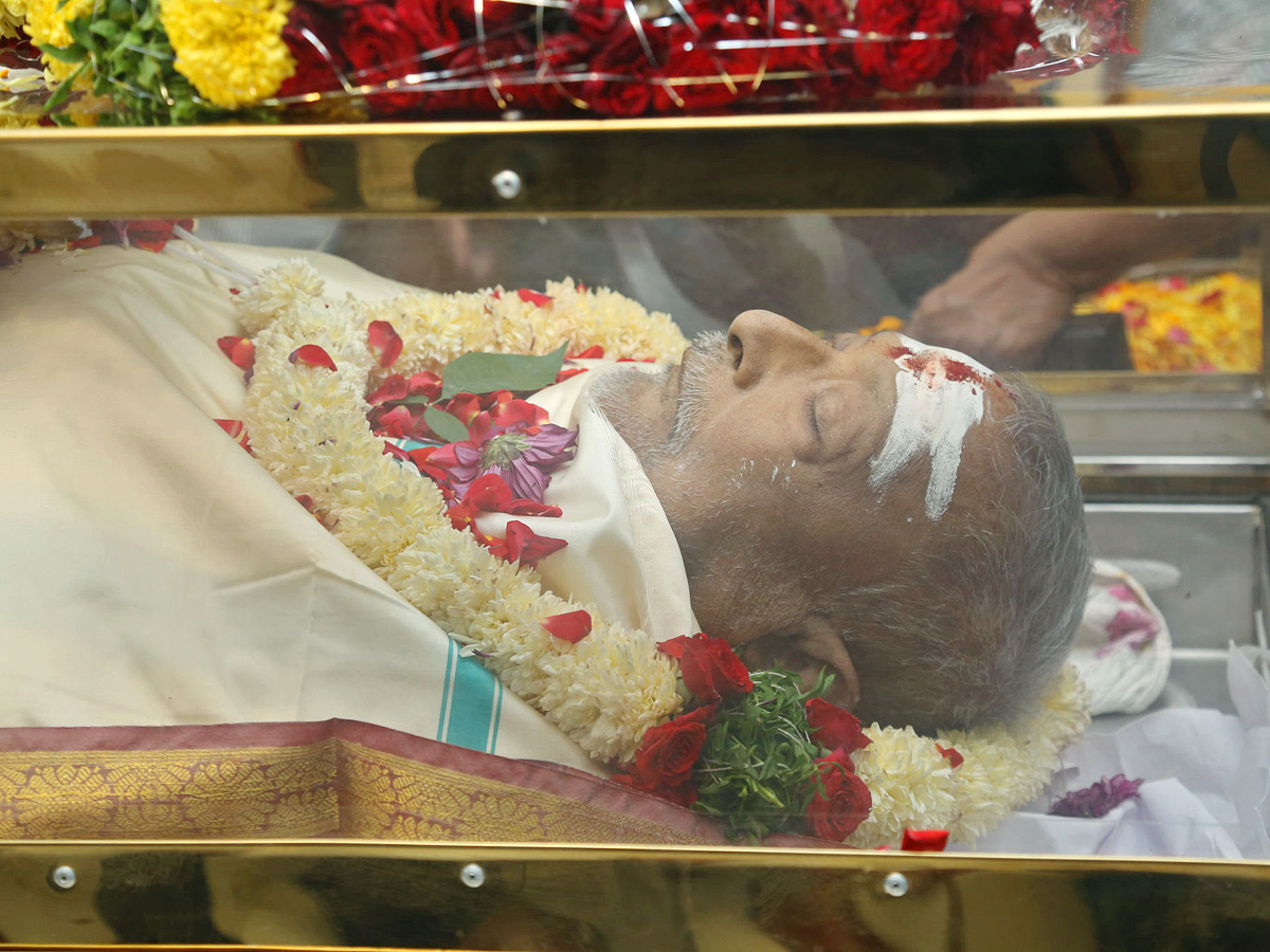 Cinema Industry mourns the demise of Telugu actor Chandra Mohan Photos - Sakshi3