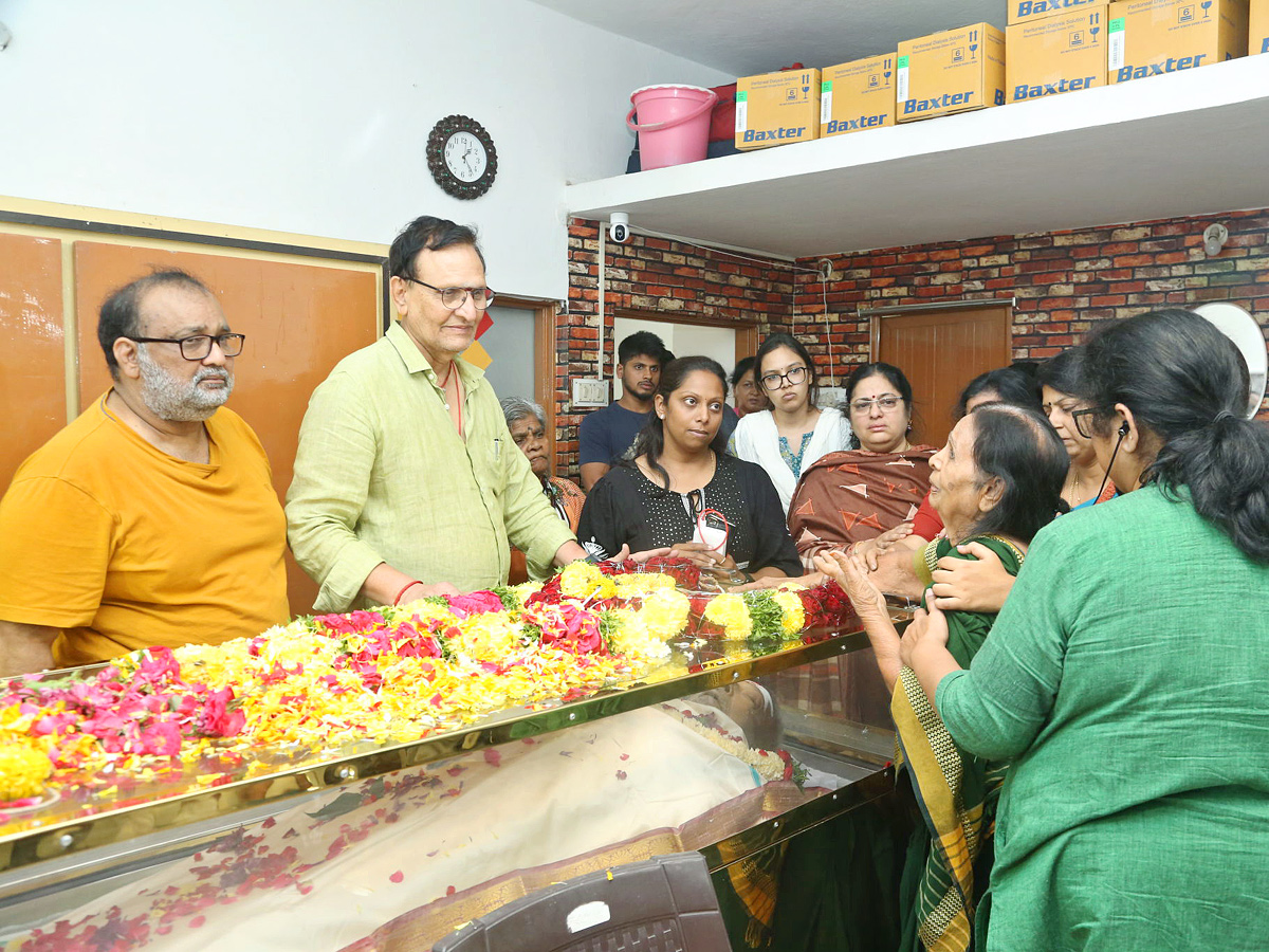 Cinema Industry mourns the demise of Telugu actor Chandra Mohan Photos - Sakshi18
