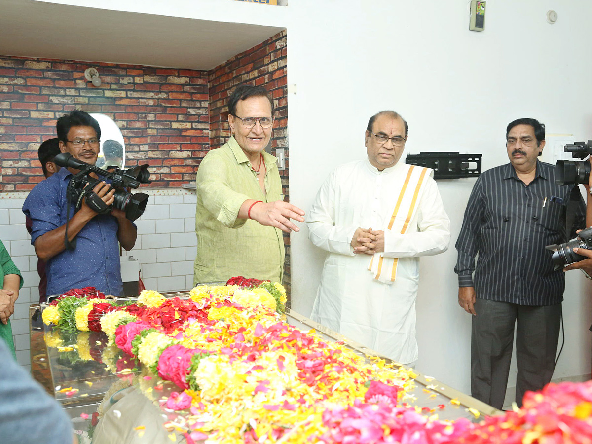 Cinema Industry mourns the demise of Telugu actor Chandra Mohan Photos - Sakshi4