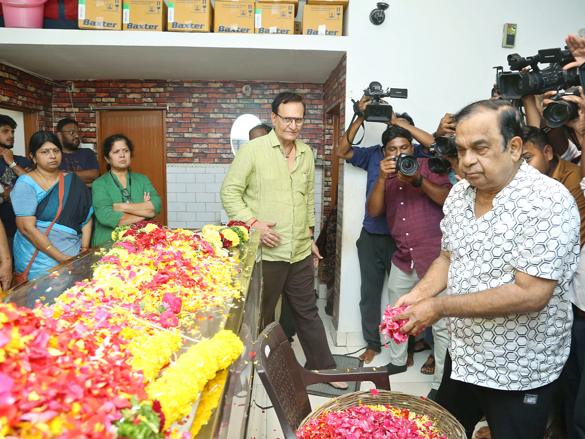 Cinema Industry mourns the demise of Telugu actor Chandra Mohan Photos - Sakshi6