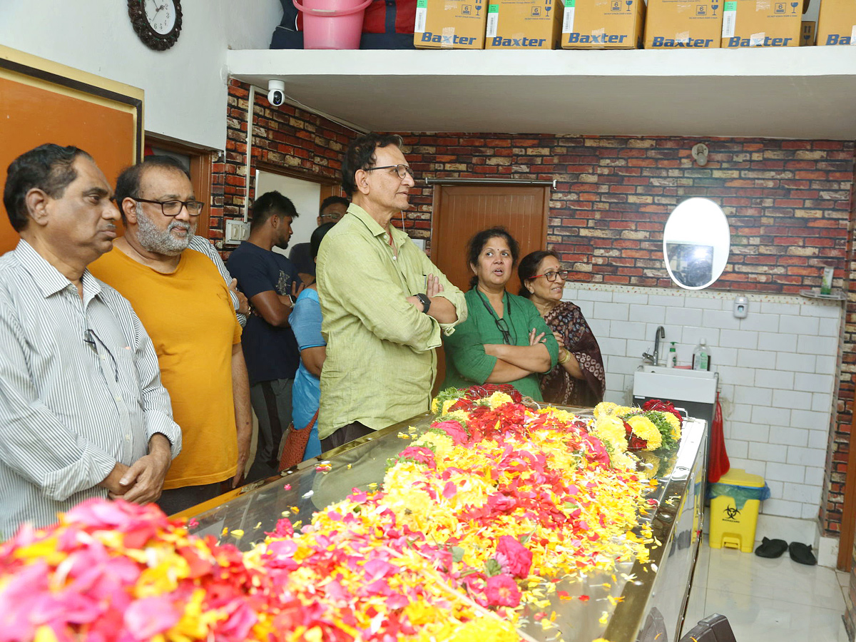 Cinema Industry mourns the demise of Telugu actor Chandra Mohan Photos - Sakshi7