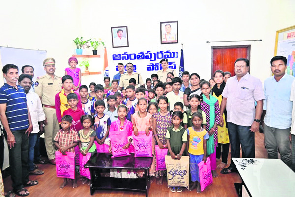 దీపావళి గిఫ్ట్ ప్యాక్ అందుకున్న చిన్నారులతో ఎస్పీ అన్బురాజన్ 2
