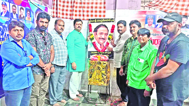 చంద్రమోహన్ చిత్రపటం వద్ద నివాళులు
అర్పిస్తున్న అమరావతి కృష్ణారెడ్డి, కళాకారులు 1