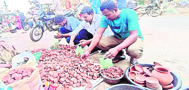 పార్వతీపురంలో ప్రమిదలు కొనుగోలు చేస్తున్న యువకులు 2