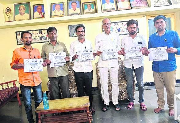 వాల్పోస్టర్ ఆవిష్కరిస్తున్న జేవీవీ నేతలు 1