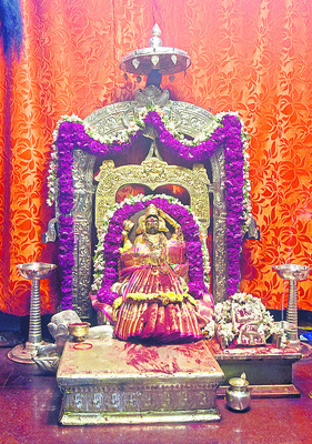 చదురుగుడిలో ప్రత్యేక అలంకరణలో
పైడితల్లి అమ్మవారు 
1