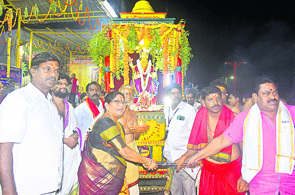 రథాన్ని లాగుతున్న ఆలయ సిబ్బంది, భక్తులు 
2