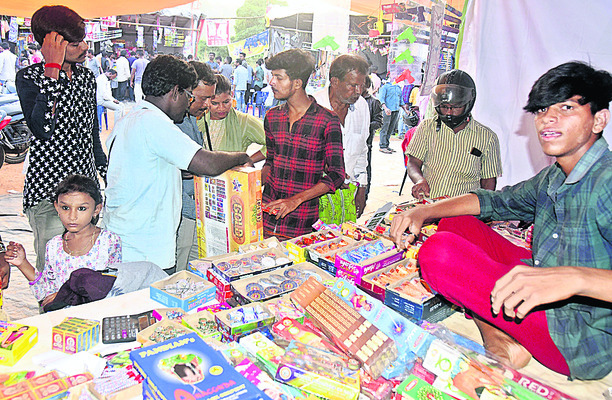 విజయనగరంలో జోరుగా బాణసంచా విక్రయాలు 3