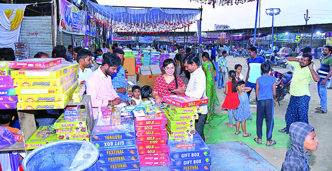 అనంతపురం శ్రీనగర్కాలనీ ఎక్స్టెన్షన్ ప్రాంతంలో టపాసుల విక్రయాలు1
