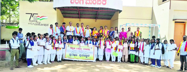 విద్యార్థులకు ప్రశంసా పత్రాలను వితరణ చేస్తున్న దృశ్యం1