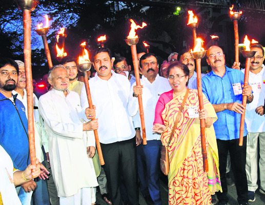 కాగడా ర్యాలీలో విజయేంద్ర తదితరులు 2