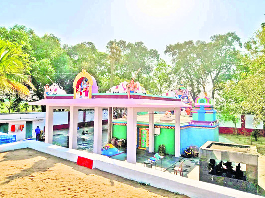 మన్నేటికోటలోని అమరలింగేశ్వరస్వామి దేవస్థానం
2
