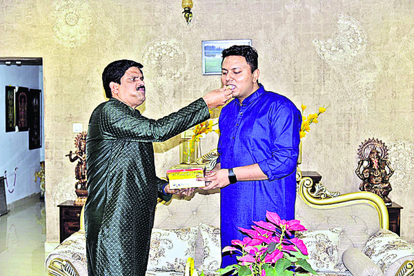 కలెక్టర్‌ నిషాంత్‌కుమార్‌కు మిఠాయిని తినిపిస్తున్న జేసీ గోవిందరావు  3