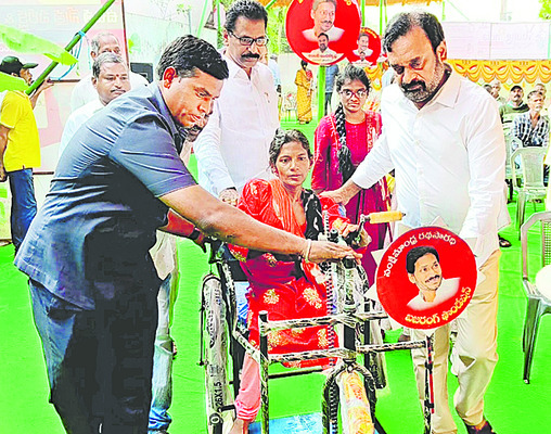 దివ్యాంగురాలు రజియా సుల్తానాకు
ట్రై సైకిల్ బహూకరణ1