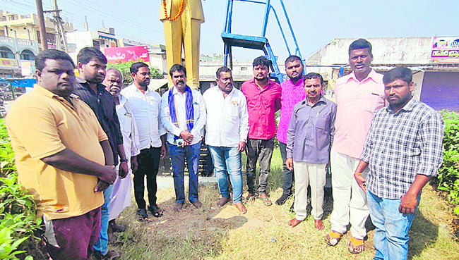మాట్లాడుతున్న నాయకులు 1