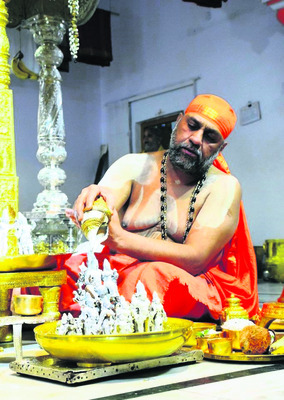మంత్రాలయంలో విశేష పూజలు చేస్తున్న సుబుదేంద్ర తీర్థులు 1