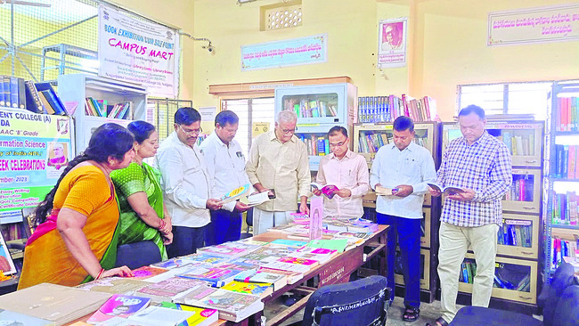 పుస్తకాలను తిలకిస్తున్న గోనారెడ్డి తదితరులు1