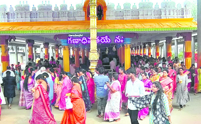 ప్రదక్షిణలు చేస్తున్న భక్తులు2
