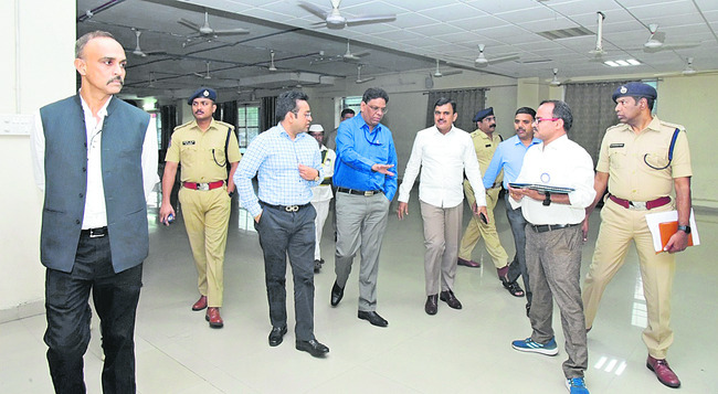 స్ట్రాంగ్‌ రూంను పరిశీలిస్తున్న కలెక్టర్‌, అధికారులు1