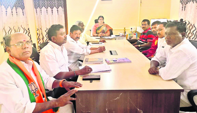 రాజకీయపార్టీల ప్రతినిధులతో 
మాట్లాడుతున్న ఆర్డీఓ భాగ్యరేఖ2