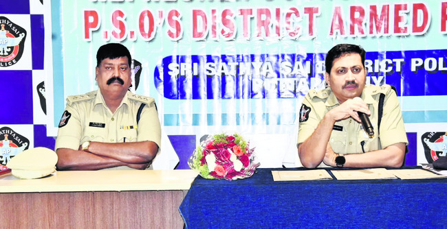మాట్లాడుతున్న ఎస్పీ మాధవరెడ్డి 1