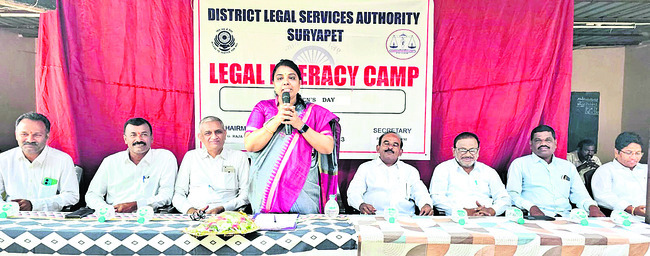 మాట్లాడుతున్న జిల్లా సీనియర్
సివిల్ జడ్జి శ్రీవాణి
2