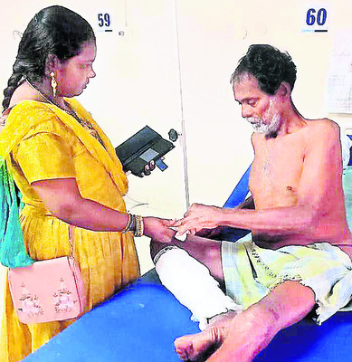 ఆస్పత్రికి వెళ్లి పెన్షను అందజేస్తున్న వలంటీరు 1