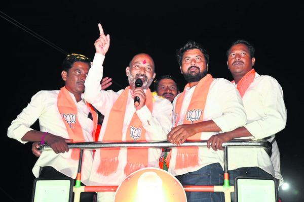 సీతారాంపూర్లో మాట్లాడుతున్న ఎంపీ బండి సంజయ్కుమార్1