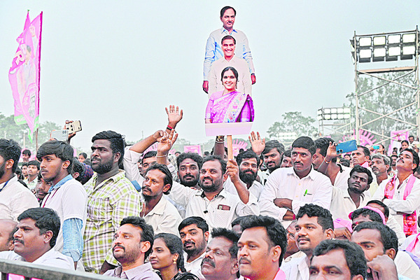 కేసీఆర్, హరీశ్రావు, పద్మ కటౌట్లతో కార్యకర్త 4