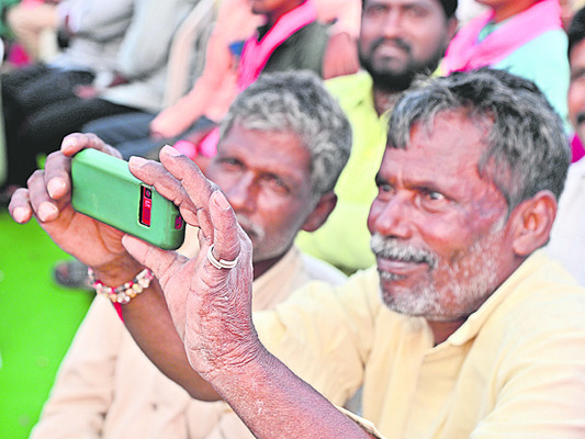 ఫోన్లో ఫొటో తీస్తున్న వృద్ధుడు3