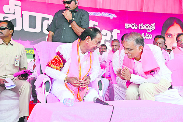 సీఎం కేసీఆర్తో మాట్లాడుతున్న హరీశ్రావు2