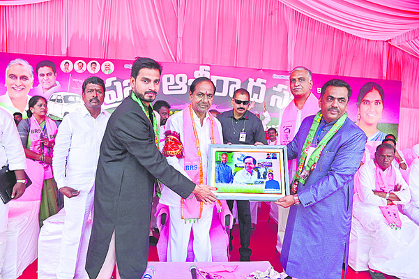 కేసీఆర్కు జ్ఞాపికను అందజేస్తున్న దృశ్యం7